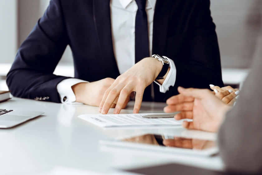 Asesoría legal empresarial durante reunión sobre contratos y acuerdos mercantiles