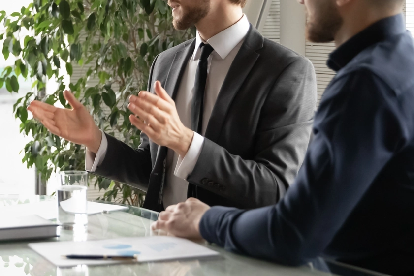 Reunión corporativa de asesoramiento jurídico y estrategia empresarial