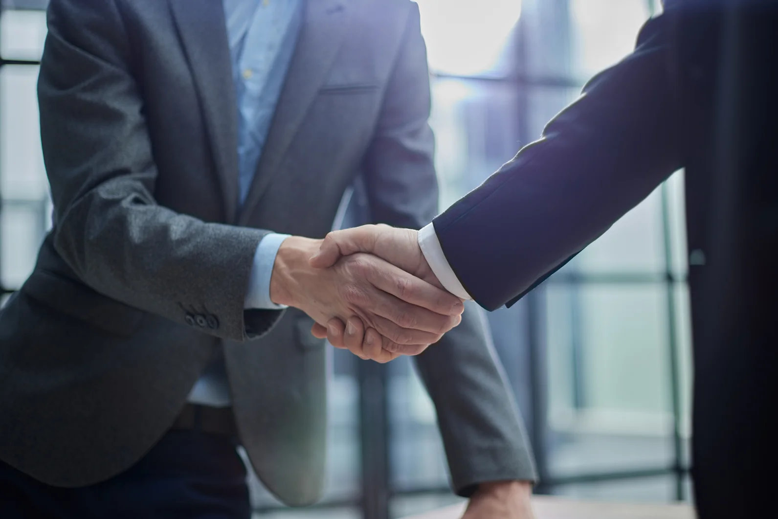 business-man-handshake Acuerdo entre dos profesionales